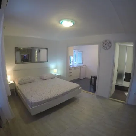 Grgur Ninski - Renovated Stone House Studio شقة